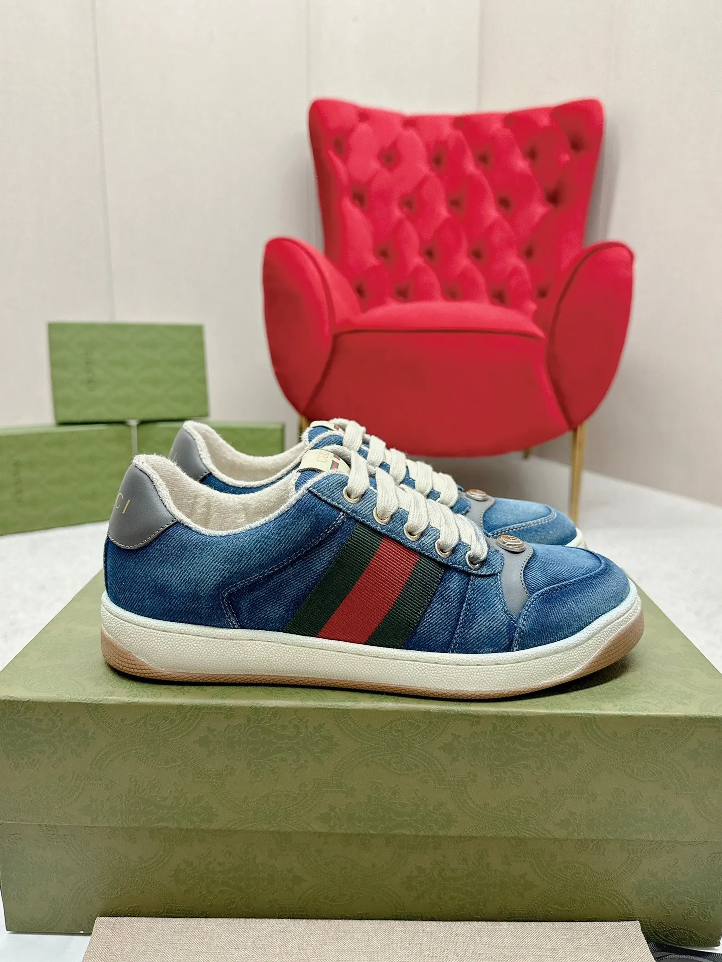 👟👟Ex-factory price 560👟👟 Men’s size +10 Gucci——purchased version GG series distressed dirty shoes-hot style is coming! 9 times out of 10 sales, you will definitely get the money. Ready stock! Spot goods! Spot goods! New colors added - the ultimate version on the market! Purchase the original version and develop it... fabric, material, outsole, and details can be compared at will! Open-mold Swarovski one-to-one replica rhinestone chain...Metal cherry pendant...Metal double G crystal cylindrical mark...Gucci original customized narrow webbing...Super flash series - flash diamond chain. The cherry decoration is detachable and can be changed into two to match with each other to show your personality. Exclusive color-brushed cowhide fabric. Hand-made distressed is very textured and has a sense of luxury! The details of the workmanship can be seen in the drawings, and no line is missed. The original terry cloth is delicate, soft and more comfortable and breathable. The privately stamped two-color original TPU outsole (lower layer is wider, upper layer is narrower). Matching packaging⭐️ Size: Female 35-40 Male 39-44 (Female 41 Male 45 customized)